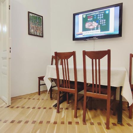 Апартаменти Трехкімнатні В Самому Центрі Для 6-Х Lviv Buitenkant foto