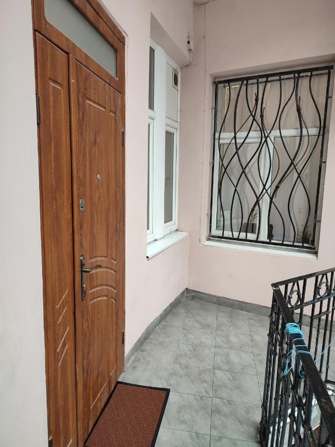 Апартаменти Трехкімнатні В Самому Центрі Для 6-Х Lviv Buitenkant foto