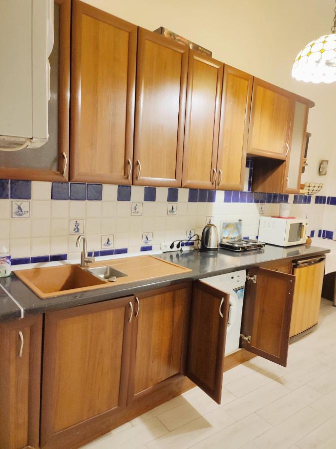 Апартаменти Трехкімнатні В Самому Центрі Для 6-Х Lviv Buitenkant foto